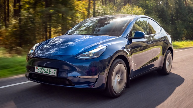 Tesla Model Y Mod With 9 Solar Panels Ditches Superchargers, Boosts Daily Range by 20–60 Miles
