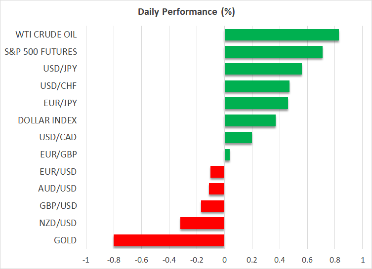 Dollar Gains After Fed Holds Rates; BoE Seen Cutting as Trump-UK Trade Deal Lifts Market Mood